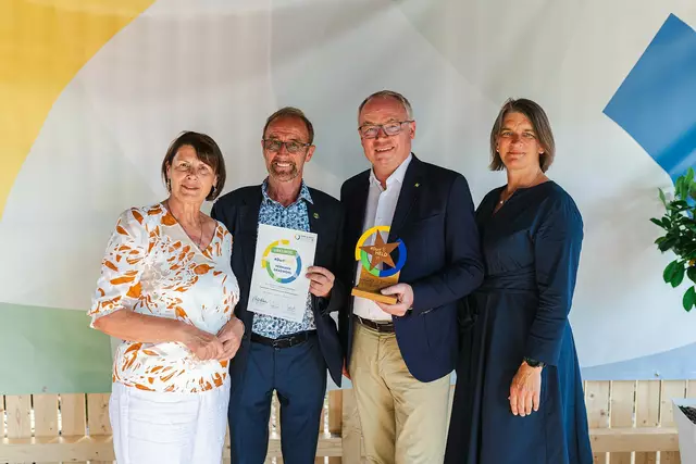 Hollenthon: LH-Stv. Stephan Pernkopf, Obfrau Maria Forstner, Dorfheld Hermann Gradwohl, Vbgm Renate Vollnhofer. | Foto: Benjamin Wald