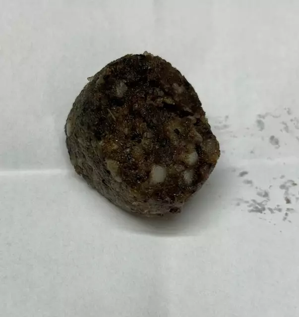 Derartige immer gleich aussehende, dennoch frische Hundeköder finden Hundebesitzer mit ihren Hunden neben Wegen. | Foto: zVg