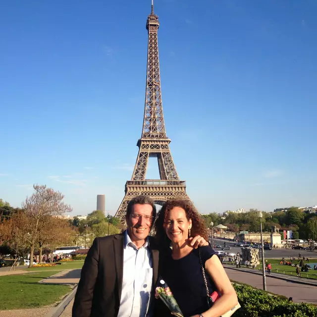 Claudia Schneeweiss mit ihrem französischen Ehemann vor dem Eiffelturm: Gemeinsam leben sie seit 25 Jahren zwischen Paris und der Steiermark. | Foto: CS-Management für Frohsinn