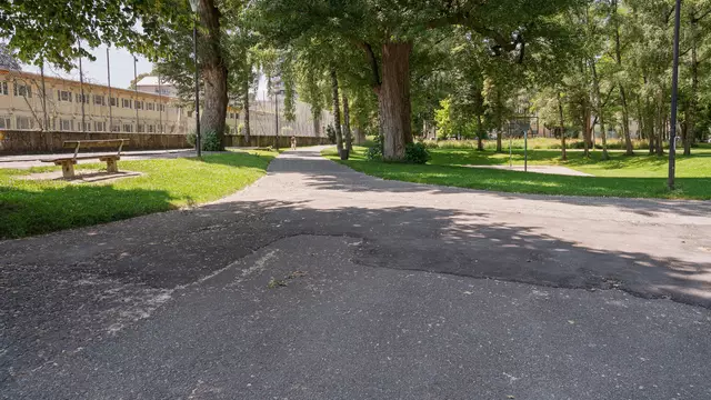 Viele Wege im Lehener Park befinden sich in einem schlechten Zustand | Foto: Stadt Salzburg/Alexander Killer