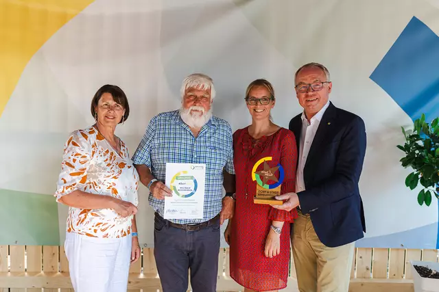 Hollenstein: Obfrau Maria Forstner, Dorfheld Willibald Bissenberger, Bürgermeisterin Manuela Zebenholzer (SPÖ) und LH-Stv. Stephan Pernkopf. | Foto: Benjamin Wald