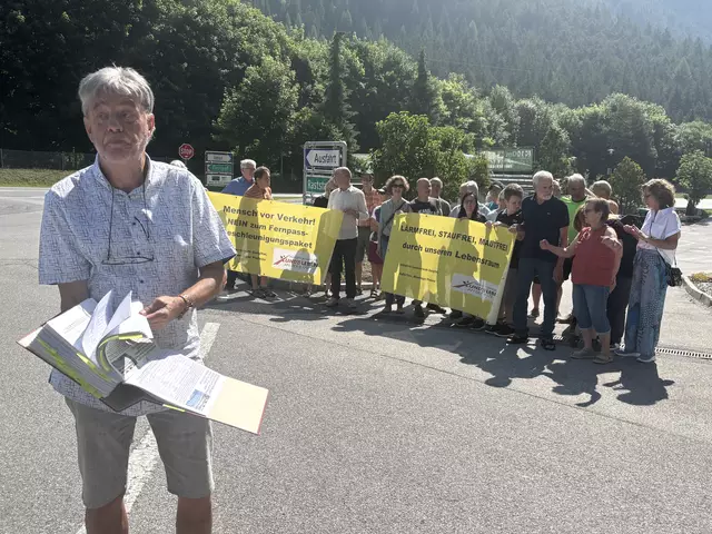Transitforum-Obmann Fritz Gurgiser hält einen dicken Akt zum Thema Fernpass-Paket in der Hand. | Foto: Perktold
