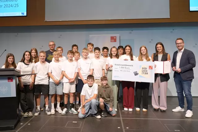 Die Klasse 3a der Mittelschule Lienz-Nord mit LHStv Philip Wohlgemuth. | Foto: Land Tirol/Dominik