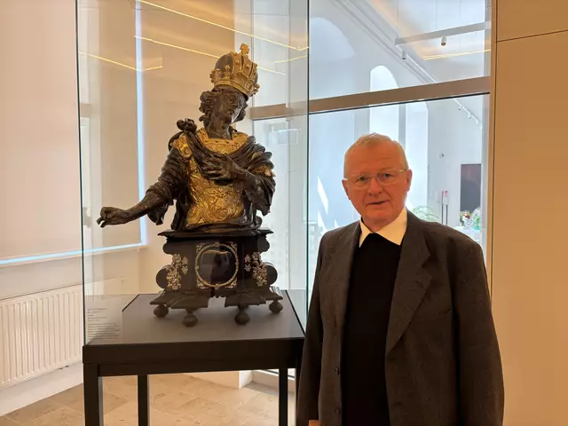 Der emeritierte Dom-Dechant Herbert Döller vor der Reliquienbüste des Heiligen Hippolyt im "Museum im Dom" | Foto: Lauren Seywald / MeinBezirk