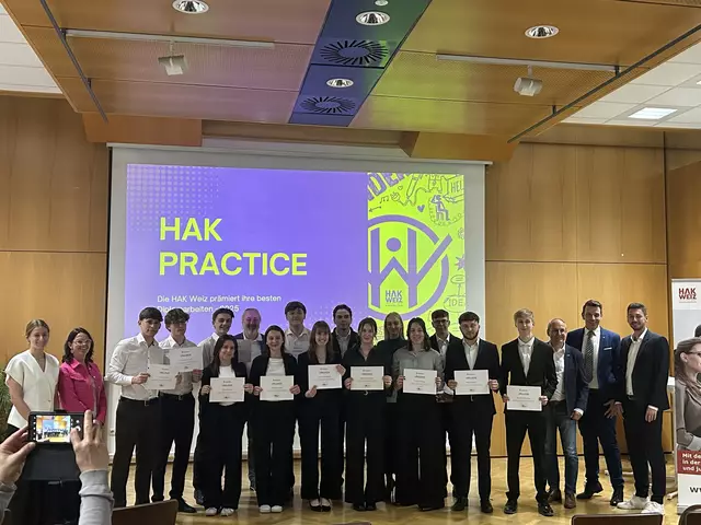 Die jungen Maturantinnen und Maturanten zeigten, wie praxisnahe Ausbildung heute funktioniert und überzeugten ein interessiertes Publikum durch Engagement und Professionalität.
 | Foto: HAK Weiz