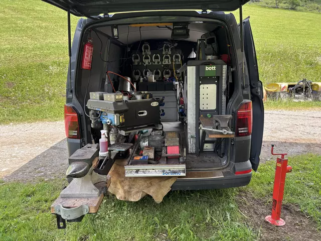 In seiner mobilen Werkstatt hat Höllwart alles mit dabei, was er für seine Arbeit braucht. | Foto: Nicole Hettegger