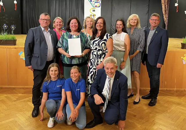 Lili und Alina mit Landtagsabgeordneten Hermann Hauer (vorne)
Robert Kwas, Kerstin Quantschnigg, Gabriele Posch-Jägersberger, Monika Metzner, Birgit Tanzer, Madlen Brandstätter, Brigitte Kampitsch und Klaus Buchegger (hintere Reihe v.l) | Foto: Privat 