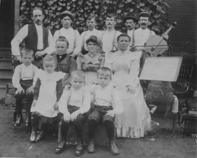 Ein Foto, das Katharina ihren Briefen aus Pennsylvania beilegte. „Die Pinzgauer in Amerika - 27, September 1904“ steht auf dem Schild geschrieben
Bildmitte Katharina, die Briefeschreiberin, hinter ihr rechts steht ihr Ehemann Martin Schützinger, der Vater von Cilli Weißbacher | Foto: Unterhofer