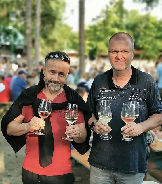 Begeistert von der Vielfalt der Weine sind Kurt aus Wien und Josef aus Amstetten. | Foto: Josef Messirek