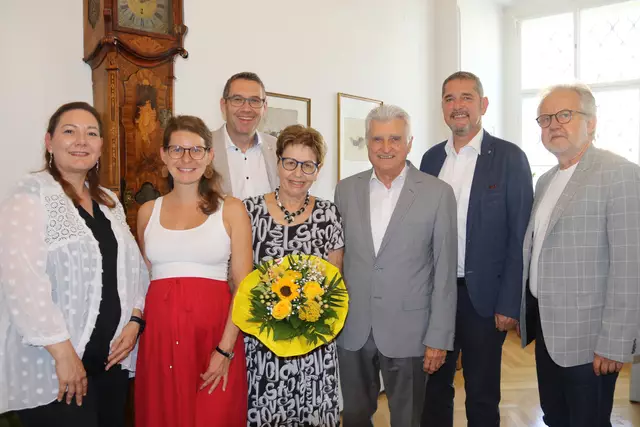 Gerhard Klausberger, mit seiner Frau Victoria (Mitte), feierte seinen 75. Geburtstag. Dem Jubilar gratulierten Bürgermeister Markus Vogl (Mitte links) sowie Bezirksgeschäftsführerin Carola Hackl (links), Vizebürgermeisterin Anna-Maria Demmelmayr-Durst (2.v. li.), Stadtrat Christian Baumgarten (2.v.re.) und Vizebürgermeister Michael Schodermayr (re.). | Foto: SPÖ
