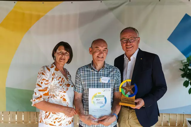 Sollenau: LH-Stv. Stephan Pernkopf, Obfrau Maria Forstner, Dorfheld Manfred Lugsteiner (Mitte) | Foto: Benjamin Wald