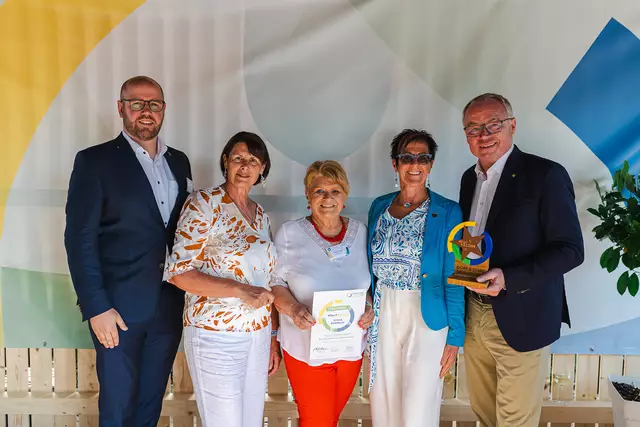 Dorfhelden Orth an der Donau: LH-Stv. Stephan Pernkopf, Obfrau Maria Forstner, Dorfheldin Sonja Harwath, Bgm. Elisabeth Wagnes | Foto: Benjamin Wald