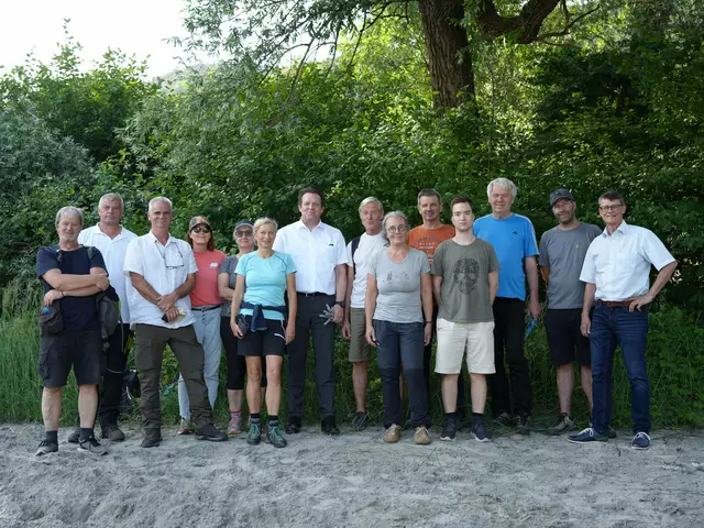 LR René Zumtobel (Mitte) und Bgm Thomas Öfner (re) freuen sich über das große Engagement in Zirl. Bei der Freiwilligenaktion engagiert sind auch der Leiter des Kompetenzzentrums Neophyten, Konrad Pagitz (3. v.li.) und die Obfrau des Umweltausschusses der Gemeinde Zirl, Regina Stolze-Witting (6. v. re.). | Foto: Land Tirol/Knabl