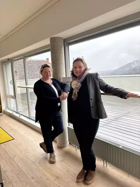 Ingrid Pacnik-Lueger und Sabine Gollmann vor der großzügigen Dachterasse. | Foto: Margot Jeitler