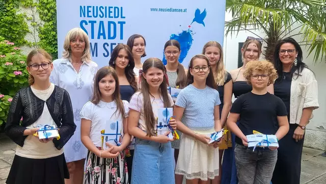 Bürgermeisterin Elisabeth Böhm gratulierte gemeinsam mit der Direktorin der Zentralmusikschule, Johanna Ensbacher, persönlich den jungen Talenten. | Foto: Stadtgemeinde Neusiedl