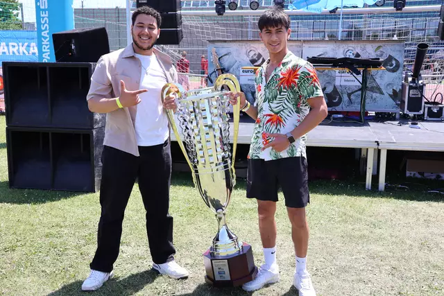 Schulsprecher Shady Gesol und Klassensprecher Manuel Genavc mit dem "Wanderpokal". | Foto: Kathrin Schauer