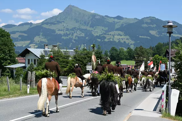 Die Pferde werden mit einem Schwanzschmuck aus Lärchenzweigen und Antlassrosen geschmückt. 
