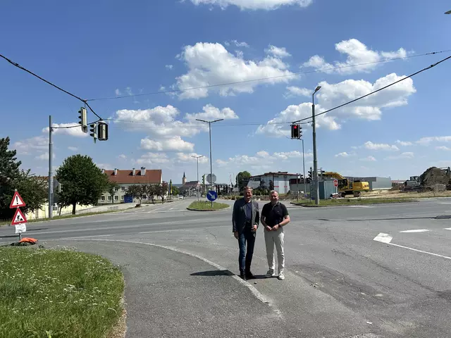 2. Landtagspräsident Gottfried Waldhäusl und Bürgermeister Josef Ramharter auf der Kreuzung, die bald zum Kreisverkehr wird. | Foto: Stadtgemeinde Waidhofen/Thaya
