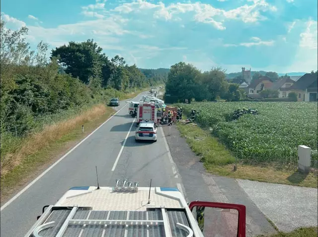 Die Freiwilligen Feuerwehren Griffen und Enzelsdorf standen mit fünf Fahrzeugen und 30 Einsatzkräften im Einsatz. | Foto: Freiwillige Feuerwehr Griffen