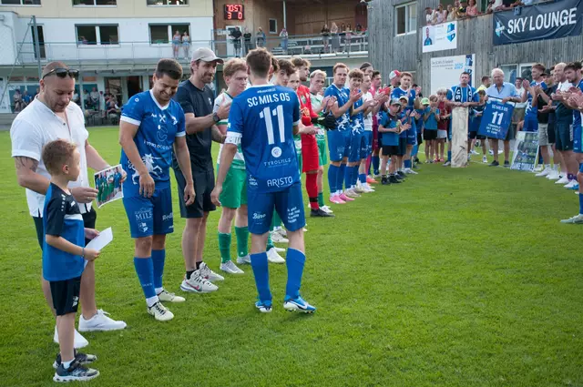 Nach 18 Jahren im Aktiven Fußball zieht sich Thomas Eliskases vom Spielfeld zurück – ein schwerer Abschied für den Spieler und seine Teamkollegen. | Foto: SC Mils 05