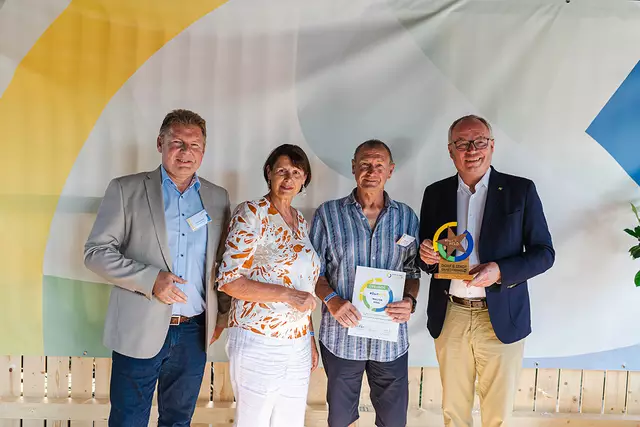 Dorfhelden Hohenau March: LH-Stv. Stephan Pernkopf, Obfrau Maria Forstner, Dorfheld Walter Kral, Bgm. Wolfgang Gaida | Foto: Benjamin Wald