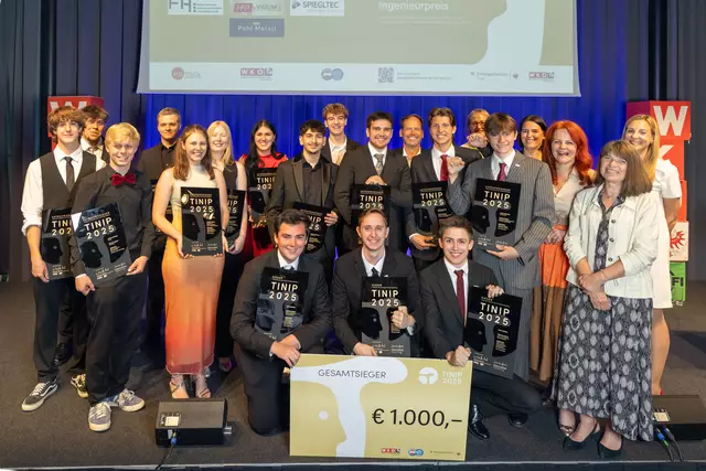 TINIP 2025 - der Tiroler Nachwuchs-Ingenieurpreis. Die TINIP-Sieger gemeinsam mit allen Kategorie-Gewinner:innen und Ehrengästen bei der Gala. | Foto: WK Tirol/ Markus Krapf