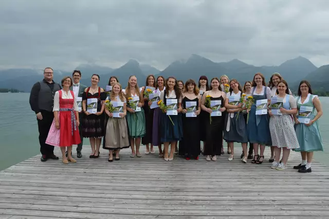 Der erfolgreiche Maturajahrgang V. HLWa von der HLW Wolfgangsee.(von links nach rechts)

1. Reihe: Anna Lippert BEd (Klassenvorständin), Anja Ratzesberger, Ellena Ebetsberger (guter Erfolg), Verena Gassner (ausgezeichnerter Erfolg), Sarah Jolina Reiter (guter Erfolg), Johanna Steger (guter Erfolg), Maria Ricarda Asamer (ausgezeichneter Erfolg), Anna Lottmann (guter Erfolg), Katharina Iris Ladstätter (ausgezeichneter Erfolg), Claudia Murauer (guter Erfolg), Katharina Leitner, Lilly Wuggenig / 2. Reihe: Mag. Hannes Wallner (Administrator), Luis Lienbacher, Mona Watzinger, Elisabeth Rettenbacher, Alena Thimet (ausgezeichneter Erfolg), Isabelle Miller, Kerstin Zobel (guter Erfolg), Marie Germek, Melanie Pirker (guter Erfolg) | Foto: HLW Wolfgangsee