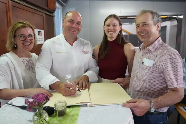 "Genuss ab Hof"-Geschäftsführerin Margareta Reichsthaler, GenussPatron Christian Kizian Kleemann, Weinkönigin Magdalena Niederl und Obmann Franz Deutschmann bei der feierlichen Eintragung ins Goldene Buch, in das Kleemann als erster GenussPatron der Initiative aufgenommen wurde. | Foto: Roman Schmidt