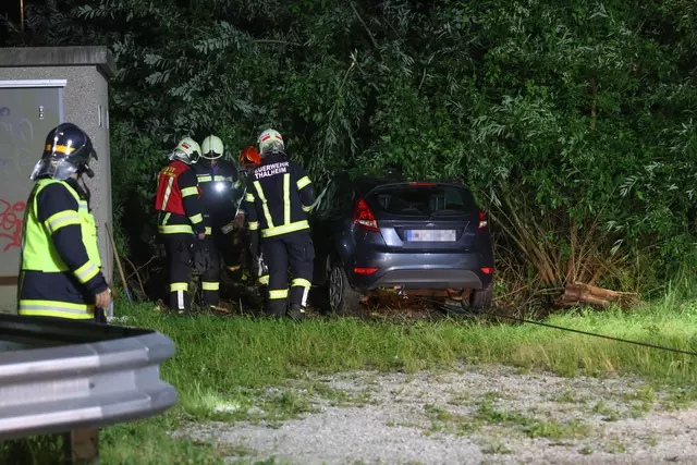 Der Lenker eines Pkw schoss in Thalheim bei Wels über eine Kurve hinaus und landete im Grünen, wo das Fahrzeug stecken blieb. | Foto: laumat.at