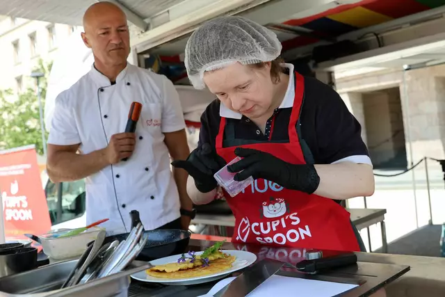 Koch und Gründer des Vereins Unuo Vedran Habel ist bei jeder Vorentscheidung mit dabei. Im Bild: Vedran Habel und Wettbewerbsteilnehmerin Claudia Achleitner. | Foto: Lebenshilfe Tirol / Manfred Lechner 