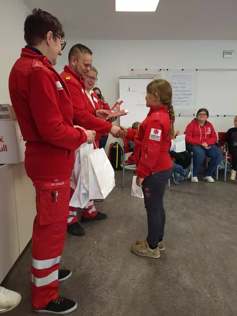 Alle Übungsteilnehmer haben eine Urkunde erhalten. | Foto: RK Bezirk Braunau