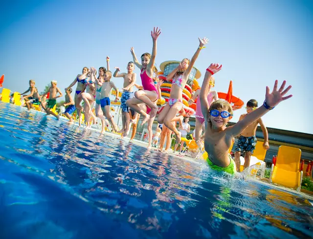  In der Sonnentherme Lutzmannsburg sorgen zahlreiche Becken, Rutschen und Attraktionen für erfrischende Abkühlung an heißen Sommertagen. | Foto: Sonnentherme Lutzmannsburg