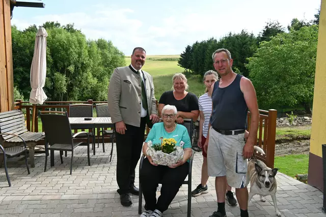 v.li.n.re.: Bürgermeister Bmstr. Ing. Franz Holzer, Rosa Hasenzagl, Katharina Kröpfl (Tochter), Nicole Kröpfl (Enkerl), OV Robert Kröpfl (Schwiegersohn) | Foto: Stadtgemeinde Gföhl