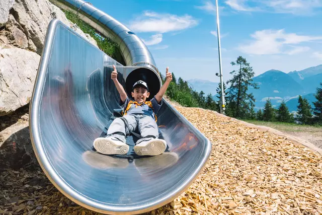 Das Bild spricht für sich – das Rutschvergnügen kommt gut an! | Foto: Pernsteiner/Kainz