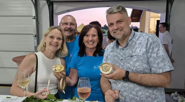 Auch ÖAAB Bezirksobmann Bürgermeister Lukas Michlmayr (rechts) ließ sich das Sommernachtsfest in der Nachbargemeinde nicht entgehen und überzeugte sich vomköstlichen Bauernhofeis.
Karin Michlmayr, Gerhard Fabian, ÖAAB Obfrau Monika Fürst, Bürgermeister Lukas Michlmayr. (v.l.) | Foto: ÖAAB Haidershofen