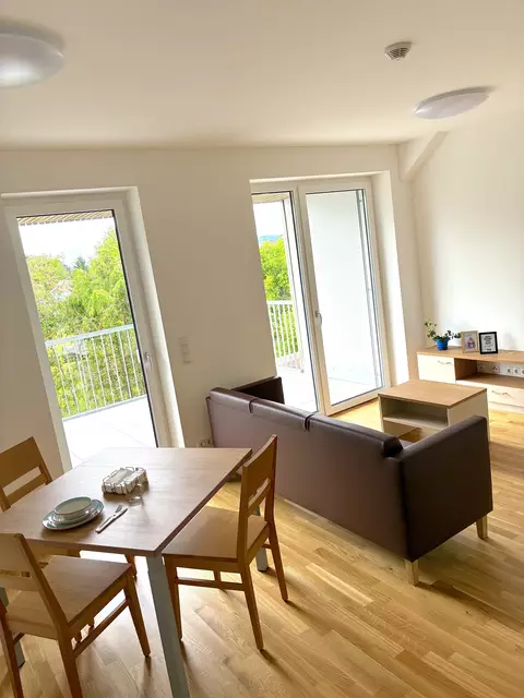 Die moderne Architektur wirkt einladend, ohne aufdringlich zu sein. Große Fensterflächen durchfluten die Räume mit Tageslicht, eine freundliche Farbgestaltung unterstreicht die offene Atmosphäre. | Foto: BBKainbach