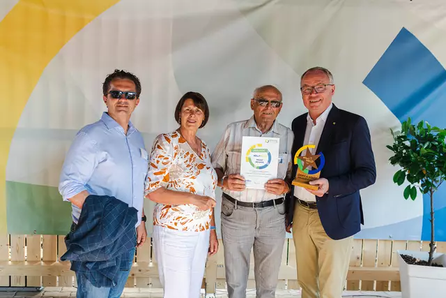 Dorfhelden Ebenthal: LH-Stv. Stephan Pernkopf, Obfrau Maria Forstner, Dorfheld Franz Menner, Bgm. Christoph Veit | Foto: Benjamin Wald