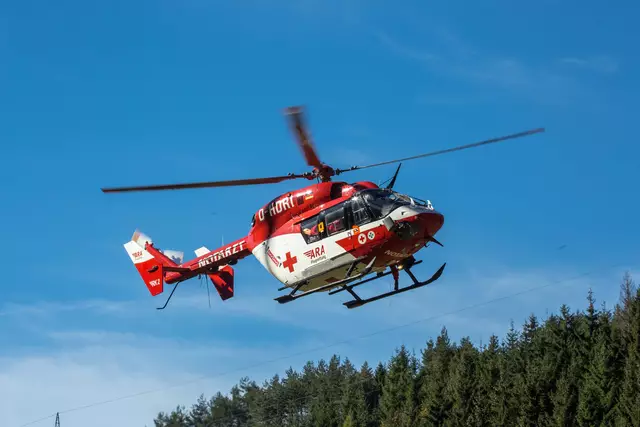 Am Donnerstagabend verunfallte in Vils ein 38-Deutscher mit seinem E-Bike. Im Fahrradanhänger befanden sich seine beiden Söhne – zwei und fünf Jahre alt. Alle drei mussten mit dem Rettungshubschrauber ins Krankenhaus Kempten geflogen werden. | Foto: ARA