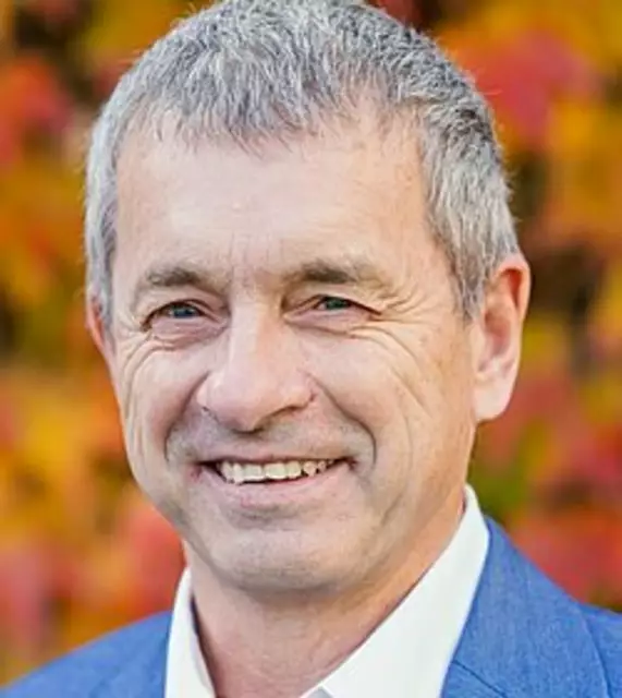 Bürgermeister Andreas Fleischl (ÖVP) würdigte den Dorfhelden mit positiven Worten. | Foto: Gemeinde