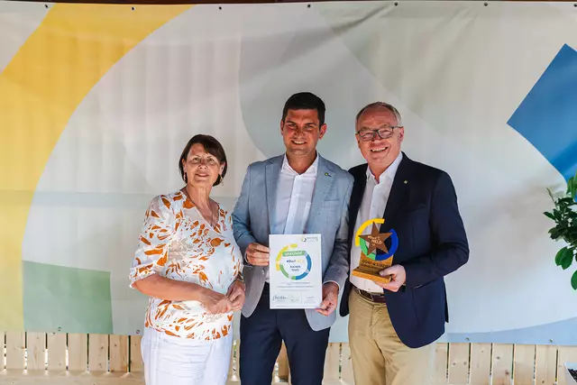 Dorfhelden Aggsbach: LH-Stv. Stephan Pernkopf (l.), Obfrau Maria Forstner, Dorfheld Bgm Rainer Toifl | Foto: Benjamin Wald