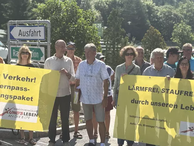 Einige Demonstranten versammelten sich einmal mehr am Fernpass.