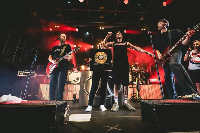 Katrin Helbing aus Pucking mit der Band auf der Posthobühne. | Foto: Philipp Hirtenlehner