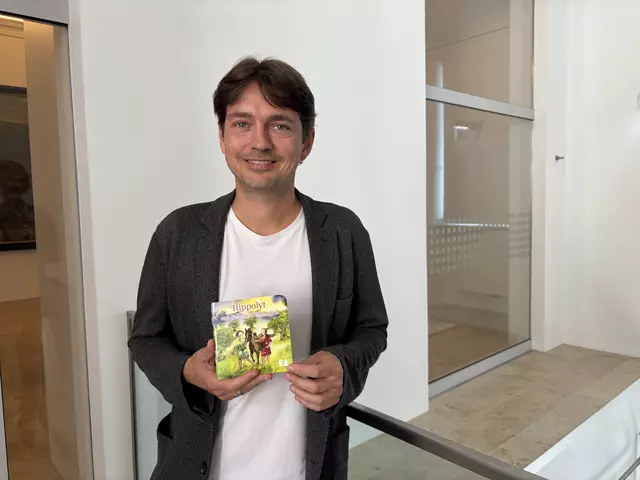 Buchautor Ferdinand Auhser mit seinem neuen Werk | Foto: Lauren Seywald / MeinBezirk