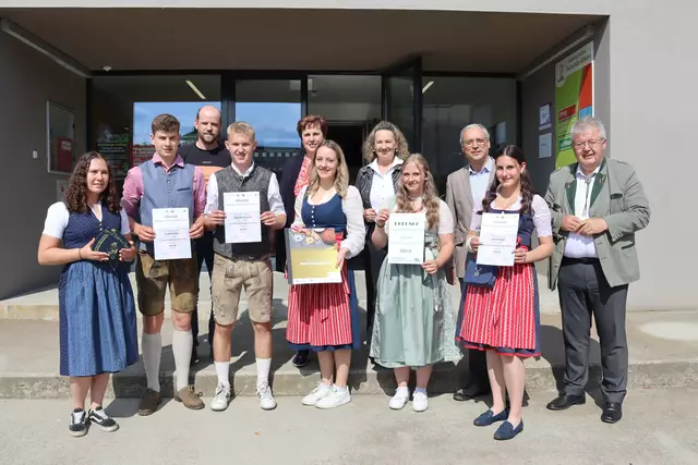 Schülerinnen und Schüler der LFS Althofen präsentieren gemeinsam mit Bürgermeister Walter Zemrosser sowie der Schulleitung und Lehrkräften stolz die Urkunden und Medaillen der aktuellen Prämierungen. | Foto: Bettina Knafl
