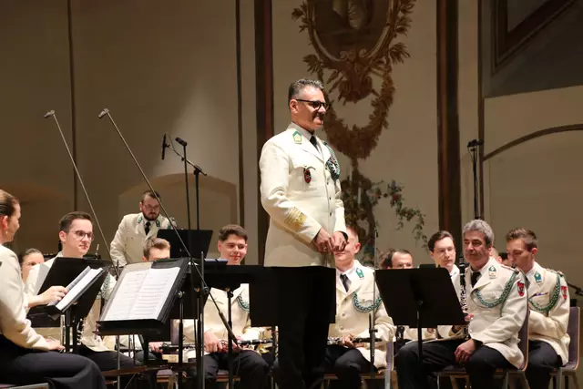 Die Militärmusik Burgenland beim Frühlingskonzert im Schloss Esterhazy.  | Foto: Eduard Wimmer