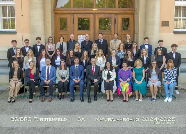 Insgesamt 43 Kandidatinnen und Kandidaten des BG/BRG Fürstenfeld legten heuer die Matura ab. Hier die 8A. | Foto: Langhans