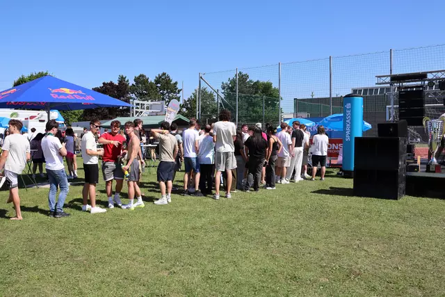 Das Eis lockte die Massen weg von den schattigen Plätzen. | Foto: Kathrin Schauer