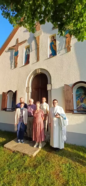 Bürgermeisterin Nicole Leitenmüller, dahinter Pfarrgemeinderatsobmann Josef Kehrer, Kameradschaftsbundobmann Josef Wiesinger, Goldhaubenobfrau Vroni Hopfner, Willi Hopfner und Pfarrer Maximilian Pühringer (v.l.) | Foto: Hubert Schinkinger