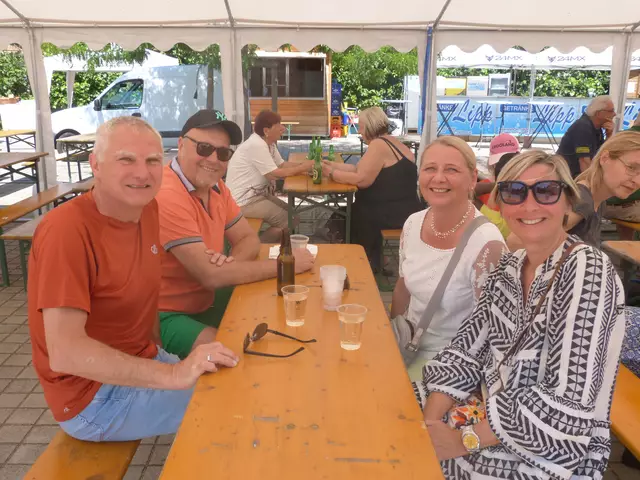  Der beliebte Bauernmarkt lockte bei herrlichem Frühsommerwetter zahlreiche Besucher aus der Umgebung an.