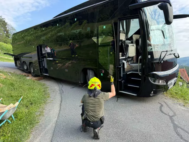 Gewusst wie: Die FF Leutschach bediente sich bei der Busbergung einer besonderen Methode. | Foto: Waltl